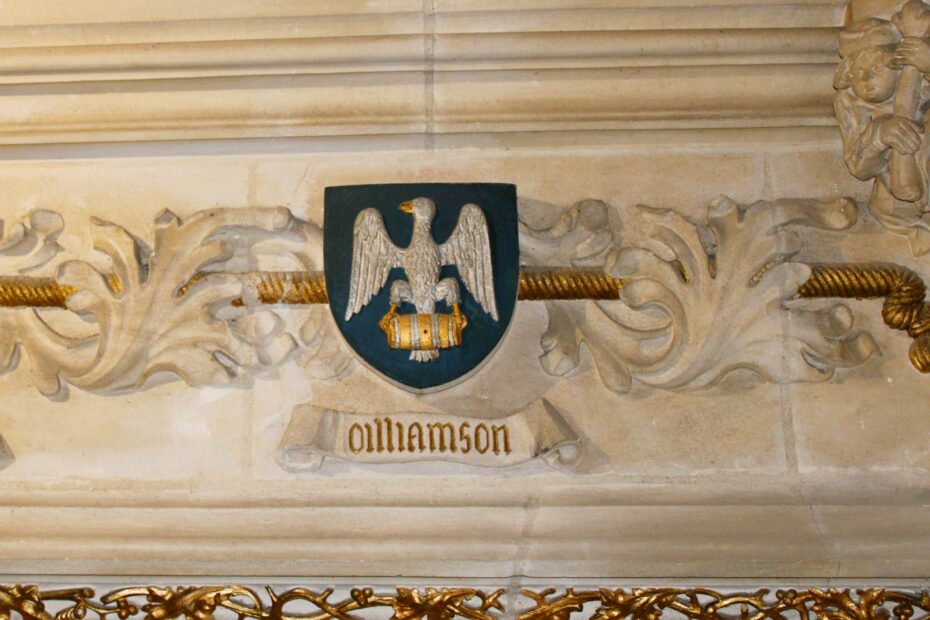 Coat of arms of the Oilliamson family, current owner of Château de Fontaine Henry, Normandy