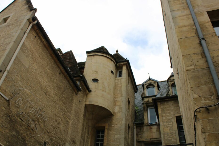 Old building in Rue Vauquelin (Pizzeria Medicis), Caen, Normandy