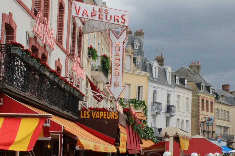 Les Vapeurs brasserie in Trouville