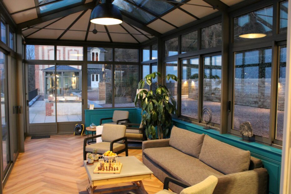 A living room at guest house La Terrasse de l'Estuaire in Honfleur, Normandy